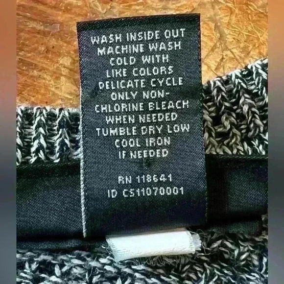 Lane Bryant Women’s Size 18/20 Crew neck sweater . Cute button design on back - Picture 5 of 10